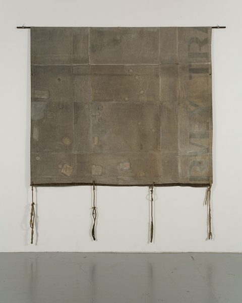 Tarpaulin No. 2, 1974-1975, Betty Goodwin, Gesso et crayon sur bâche, corde, fil de fer, œillets et tube d’acier.