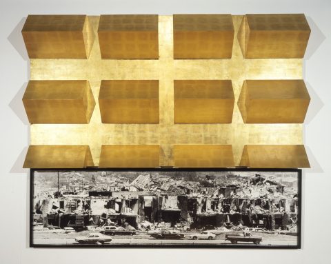 Cold Heaven, 1983-1984, Robert Longo, Feuille d’or sur contreplaqué et photographie noir et blanc encadrée.