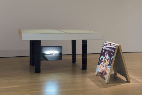 Things Men, 1991, Robin Collyer, Contreplaqué, panneau de fibres, mousse de polystyrène, métal, plexiglas, transparent noir et blanc, boîtier lumineux, impression jet d’encre.