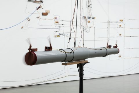 Orchestre à géométrie variable, 2013-2014, Jean-Pierre Gauthier, Amplificateurs, archets, bois exotique, câbles audio, fils métalliques, haut-parleurs, microcontrôleurs, microphones, moteurs, trépieds et tubes ABS.