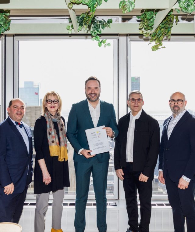 Signature officielle de la première entente collective entre quatre musées et deux associations d’artistes du Québec